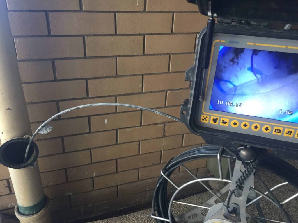 en kamera som filmar i ett avloppsrör