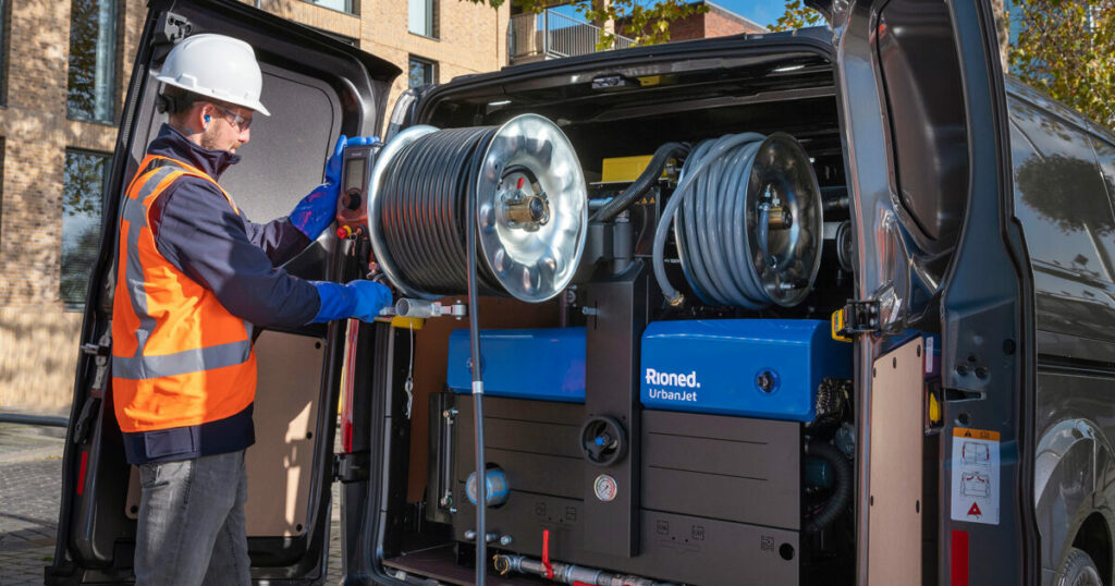 En spoltekniker som förbereder inför högtrycksspolning